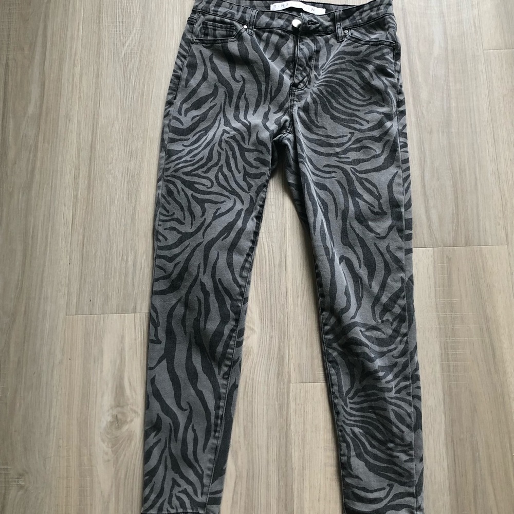 Tinseltown, Juniors 7